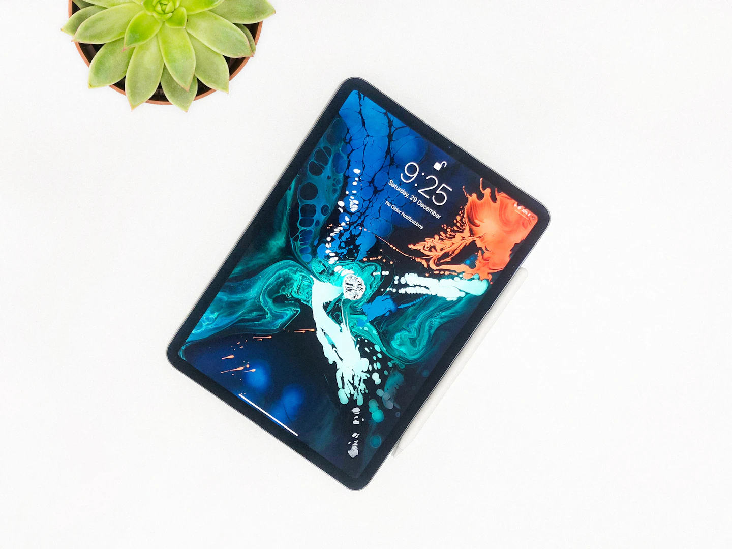 iPad mit farbigem Display auf hellem Tisch fotografiert