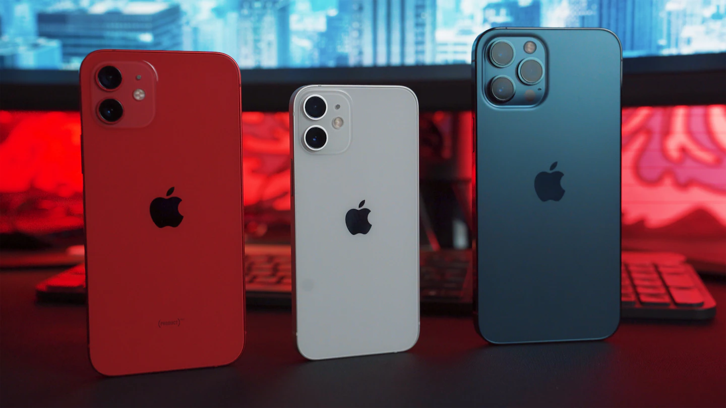 Drei iPhones vor leuchtenden roten und blauen Bildschirmen